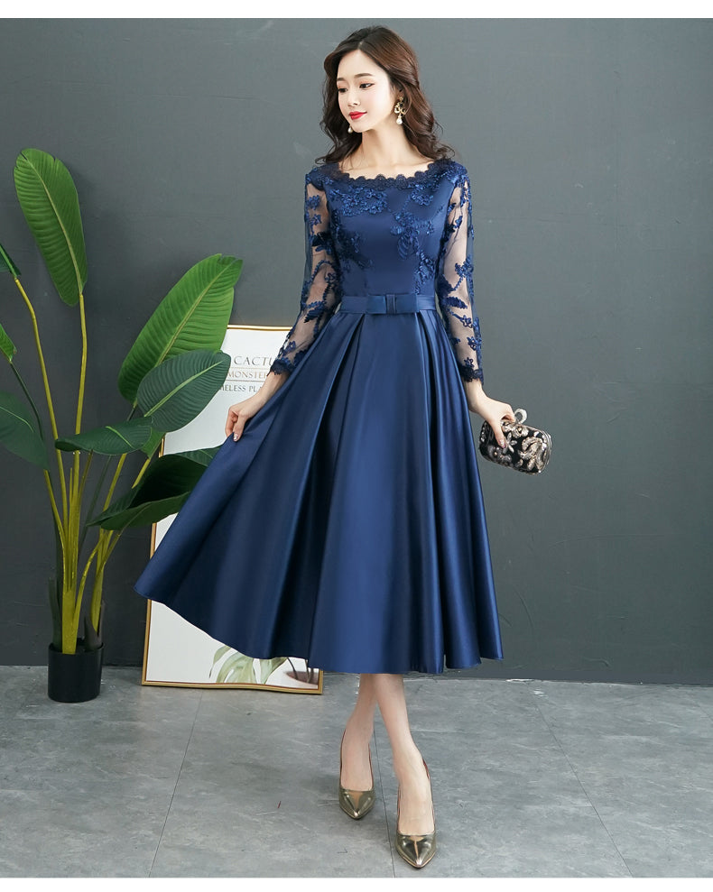 Vestido de dama de honor de satén azul marino, largo hasta la rodilla con encaje y mangas largas 