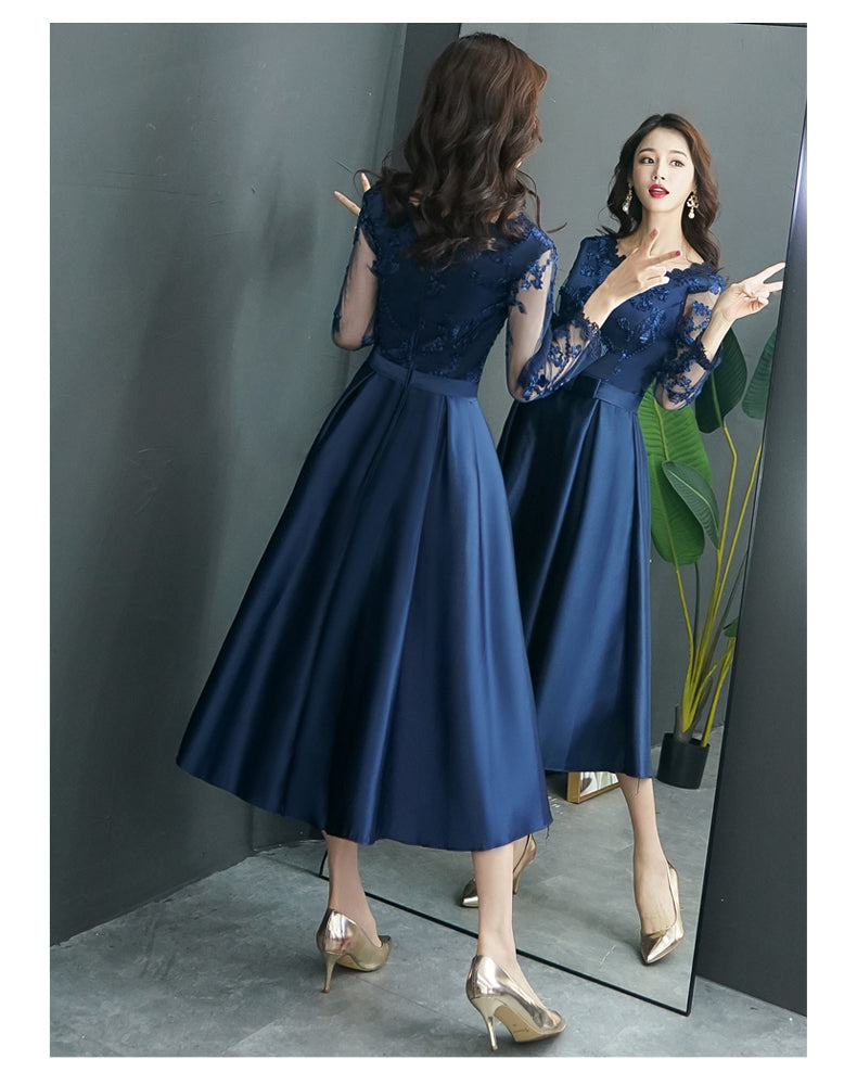 Vestido de dama de honor de satén azul marino, largo hasta la rodilla con encaje y mangas largas 
