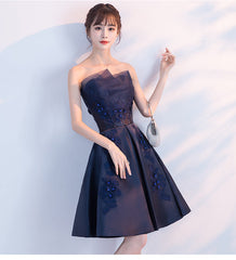 Vestido de fiesta hasta la rodilla de satén azul marino con apliques de encaje 