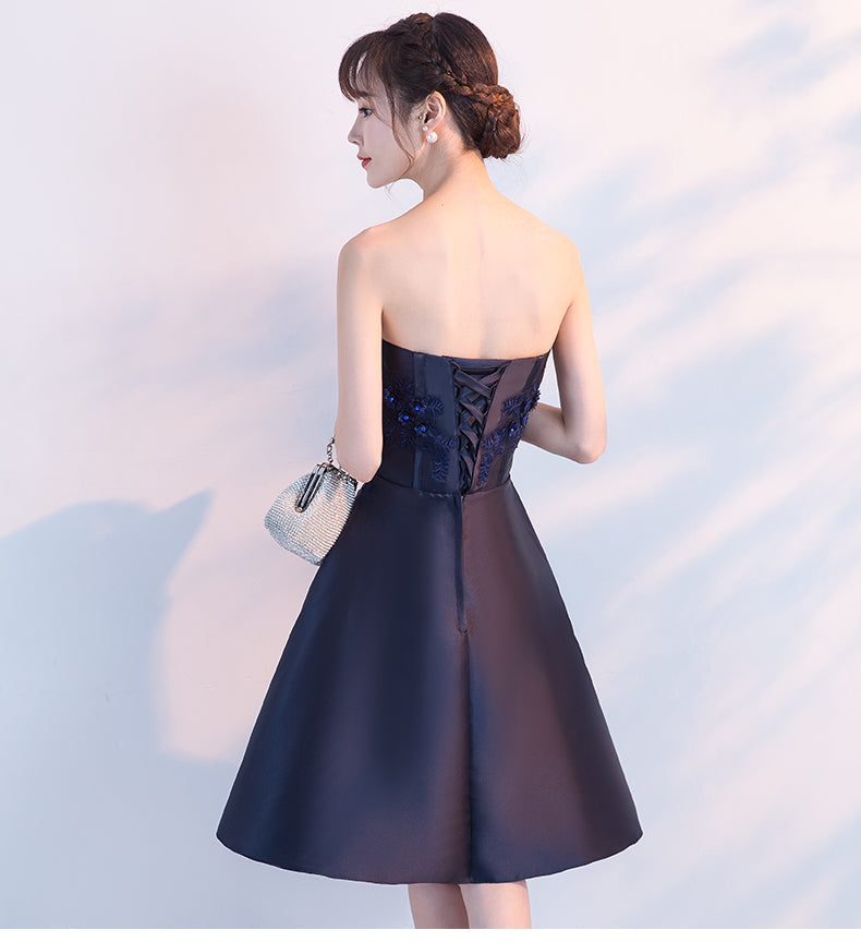Vestido de fiesta hasta la rodilla de satén azul marino con apliques de encaje 