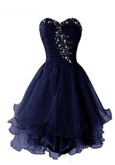 Vestido corto de fiesta azul marino con escote en forma de corazón 