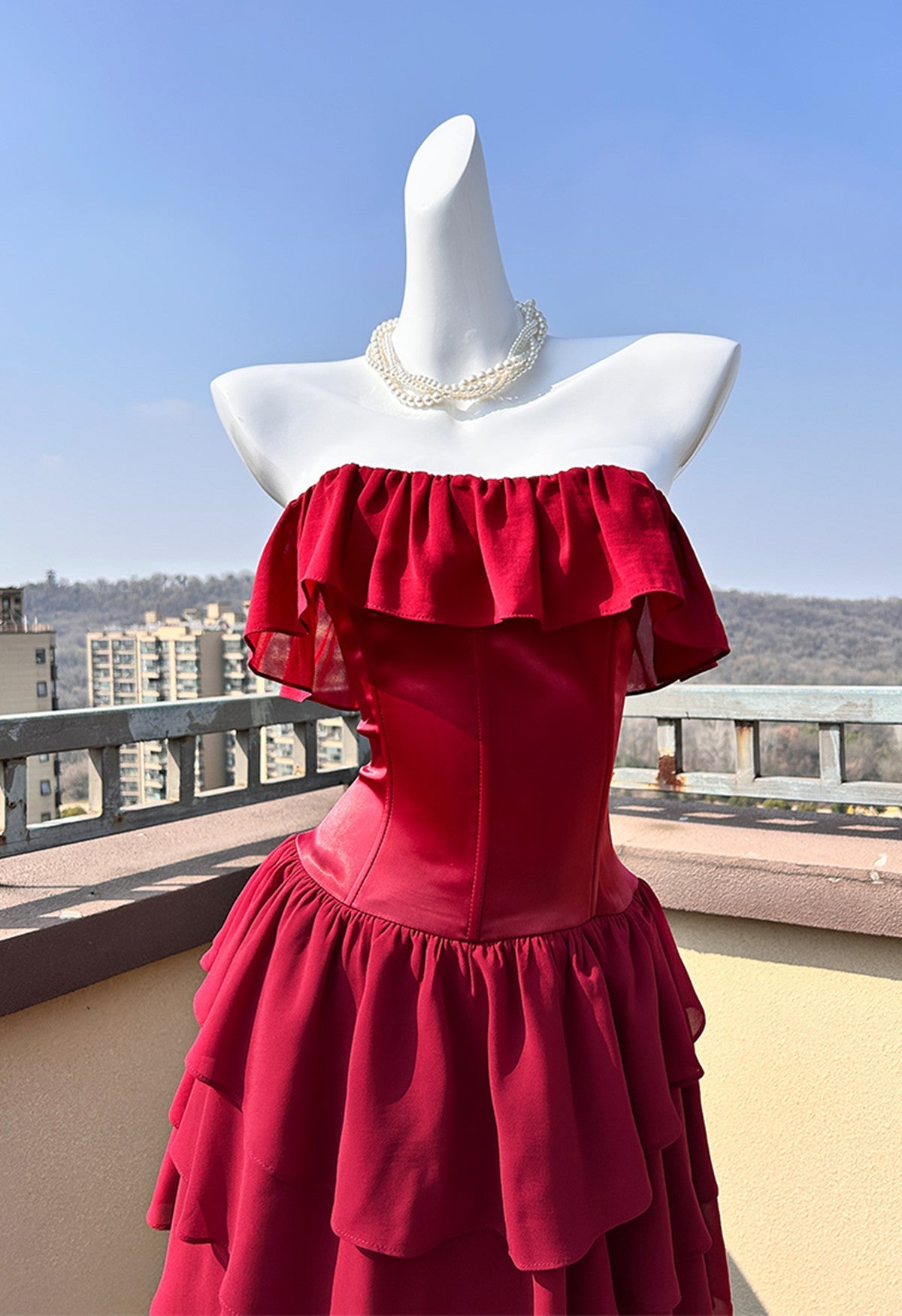 Vestido de fiesta de gasa rojo vino con capas, sin tirantes y largo hasta el suelo 