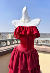 Vestido de fiesta de gasa rojo vino con capas, sin tirantes y largo hasta el suelo 