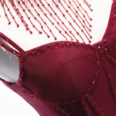 Vestido de fiesta con tirantes de cuentas de color rojo vino. 