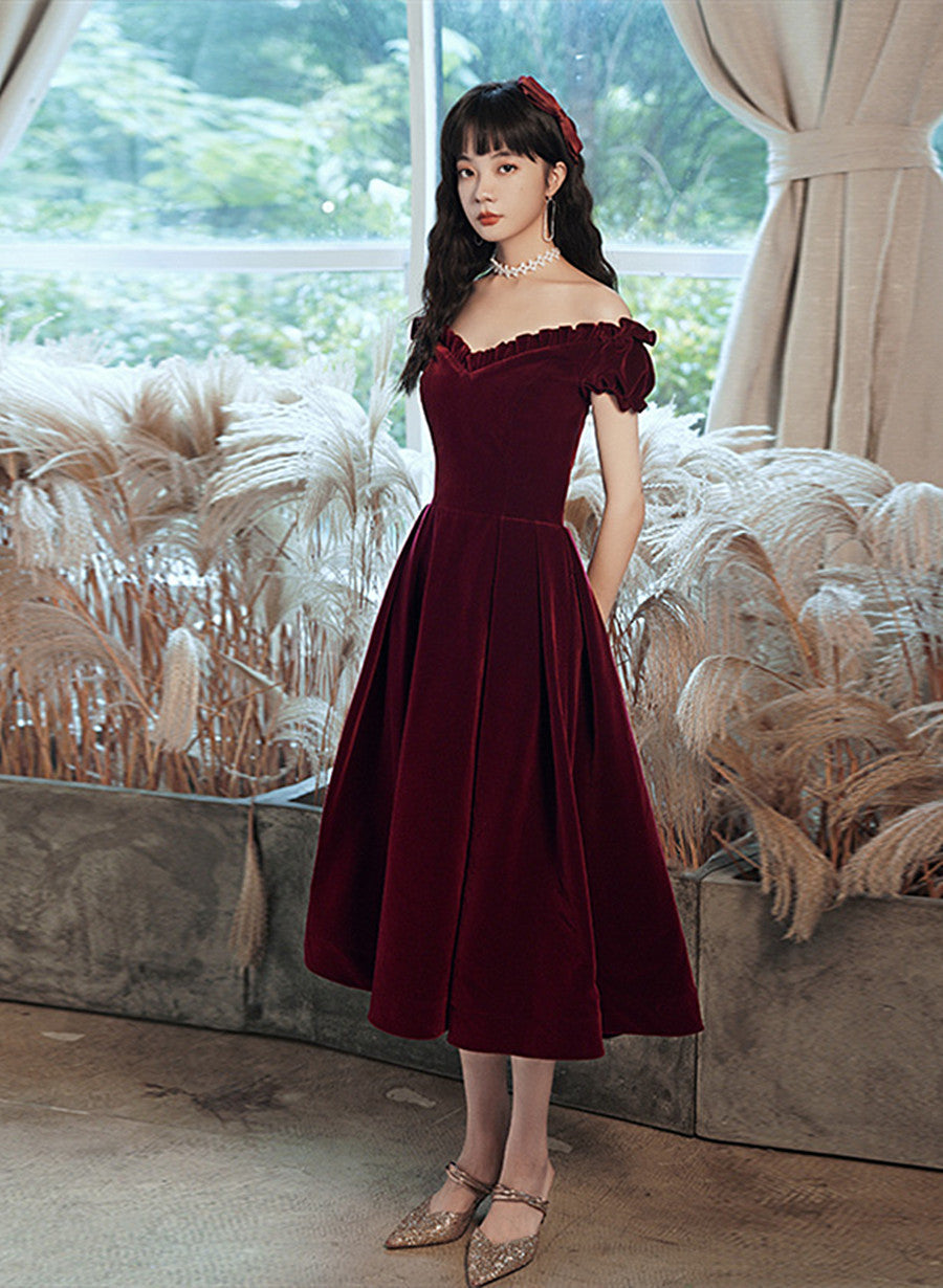Vestido de fiesta de terciopelo rojo vino con hombros descubiertos y largo hasta la rodilla 