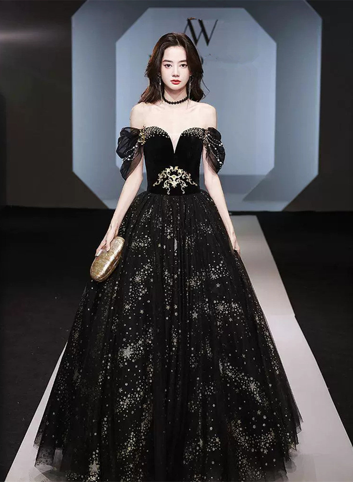 Vestido de fiesta negro de tul con escote en forma de corazón y cuentas y hombros descubiertos 