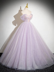 Vestido formal largo con escote en forma de corazón de tul color lavanda y hombros descubiertos 