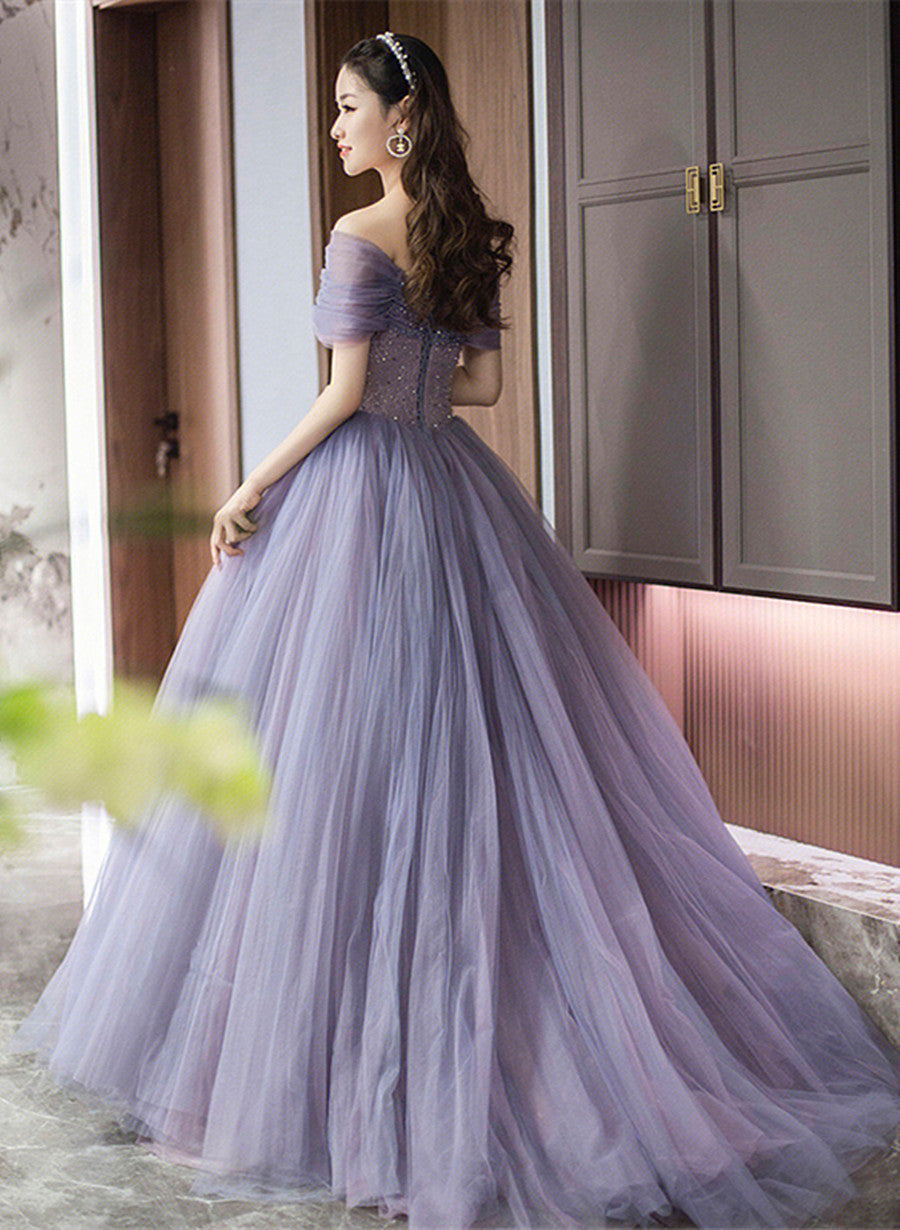 Vestido formal de tul con cuentas moradas 