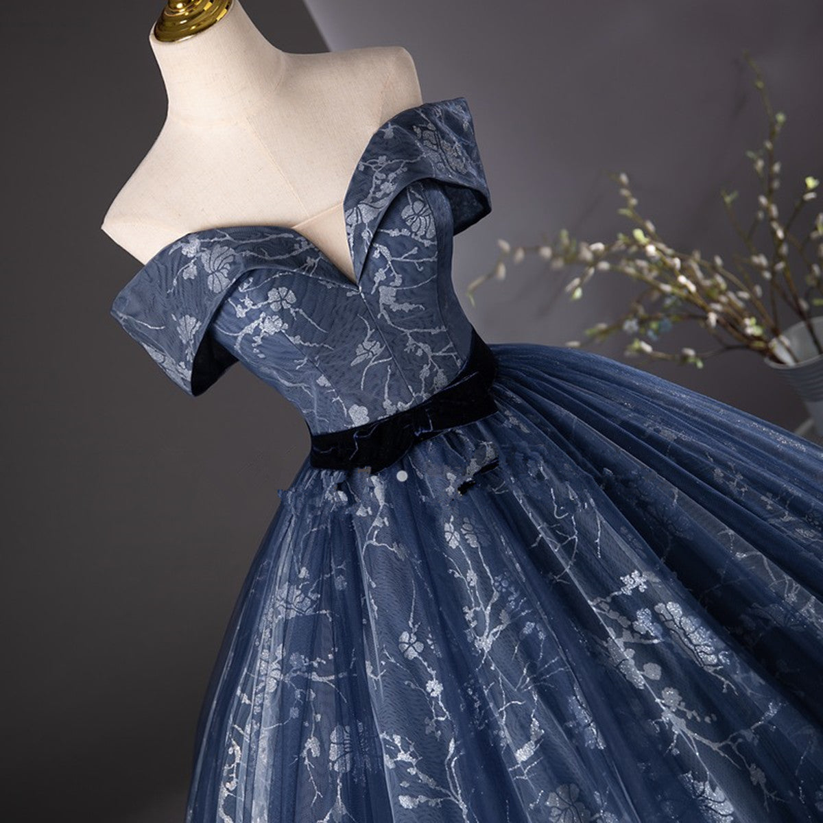 Vestido formal largo azul marino con escote en forma de corazón 