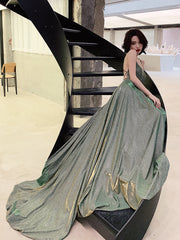 Precioso vestido de fiesta largo verde sin espalda y brillante 