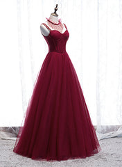 Vestido de fiesta con tirantes de cuentas de color rojo vino. 