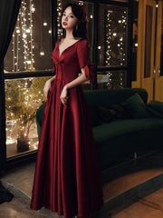 Vestido de fiesta de satén burdeos con mangas cortas y corte A hasta el suelo 