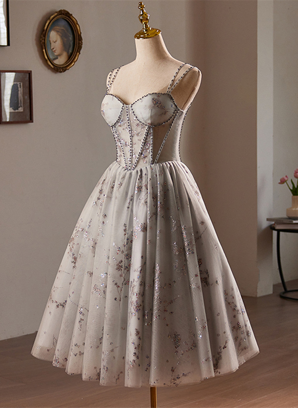 Vestido de fiesta gris con escote en forma de corazón de tul y tirantes con cuentas 