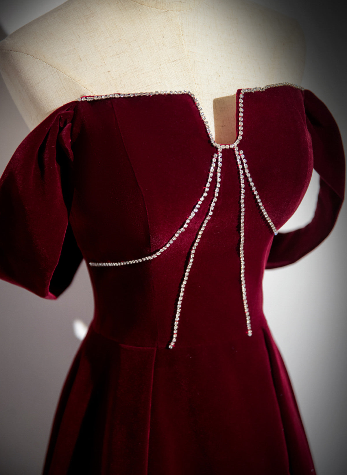 Vestido de fiesta largo de terciopelo rojo vino con hombros descubiertos 