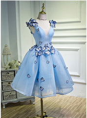 Lindo vestido de fiesta de tul azul con escote en V 