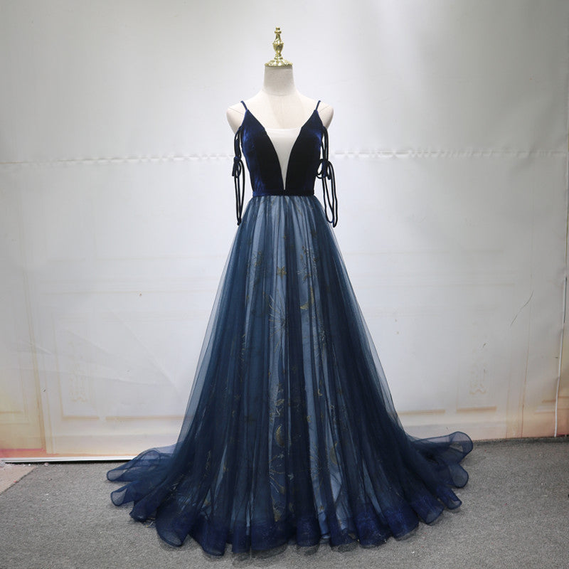 Vestido de noche largo de tul con tirantes en forma de A en color azul 