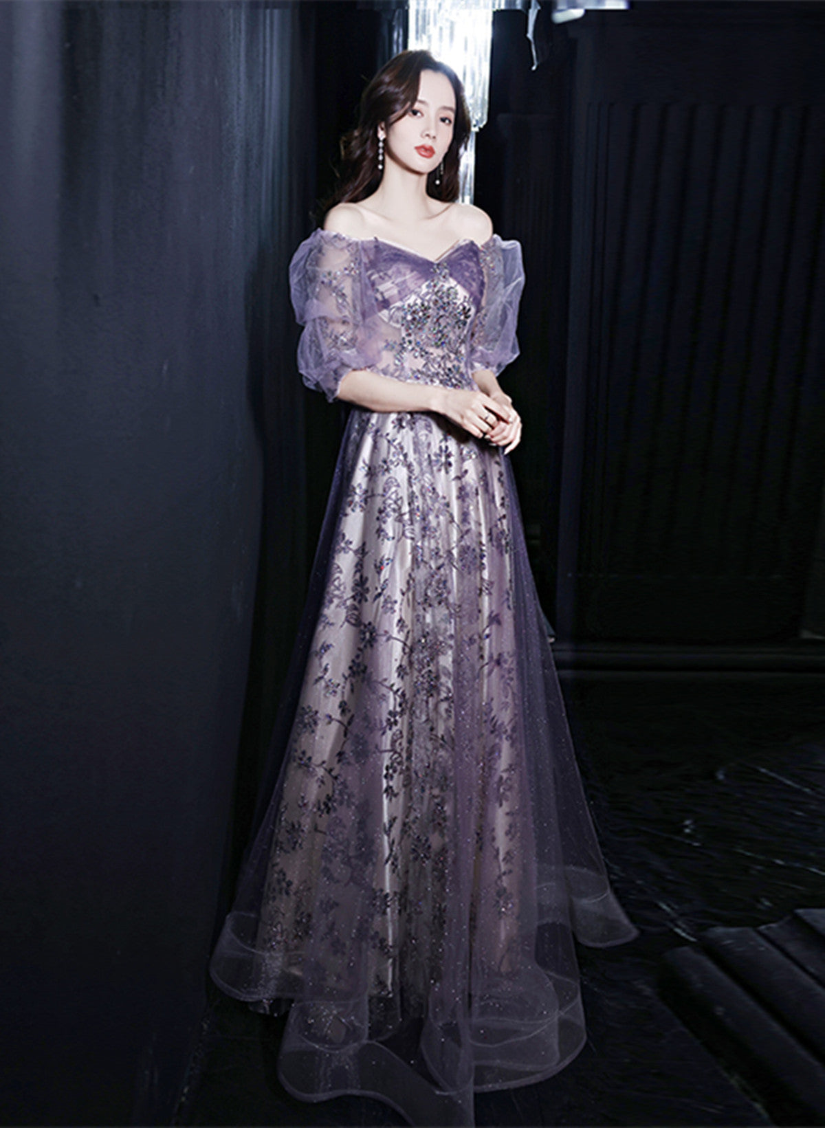 Vestido de fiesta morado de tul con escote en forma de corazón y mangas cortas 
