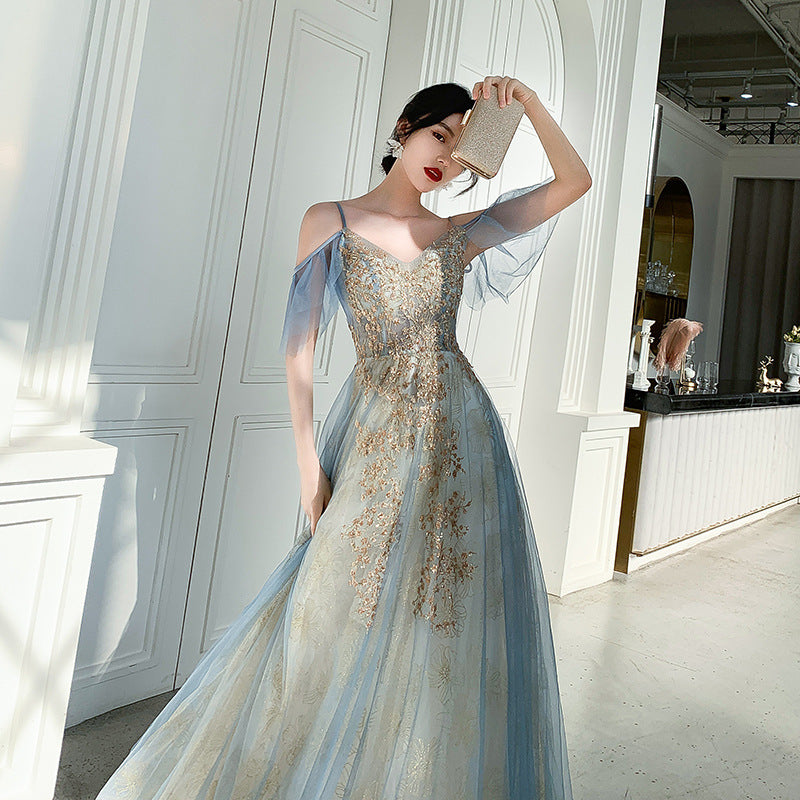 Hermoso vestido formal largo con escote en V y apliques de encaje en azul claro 