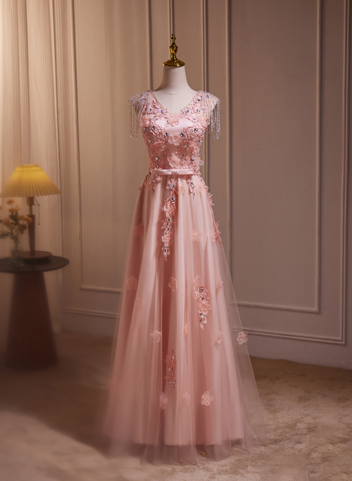 Vestido de fiesta rosa con escote en V, tul, cuentas y apliques de encaje 