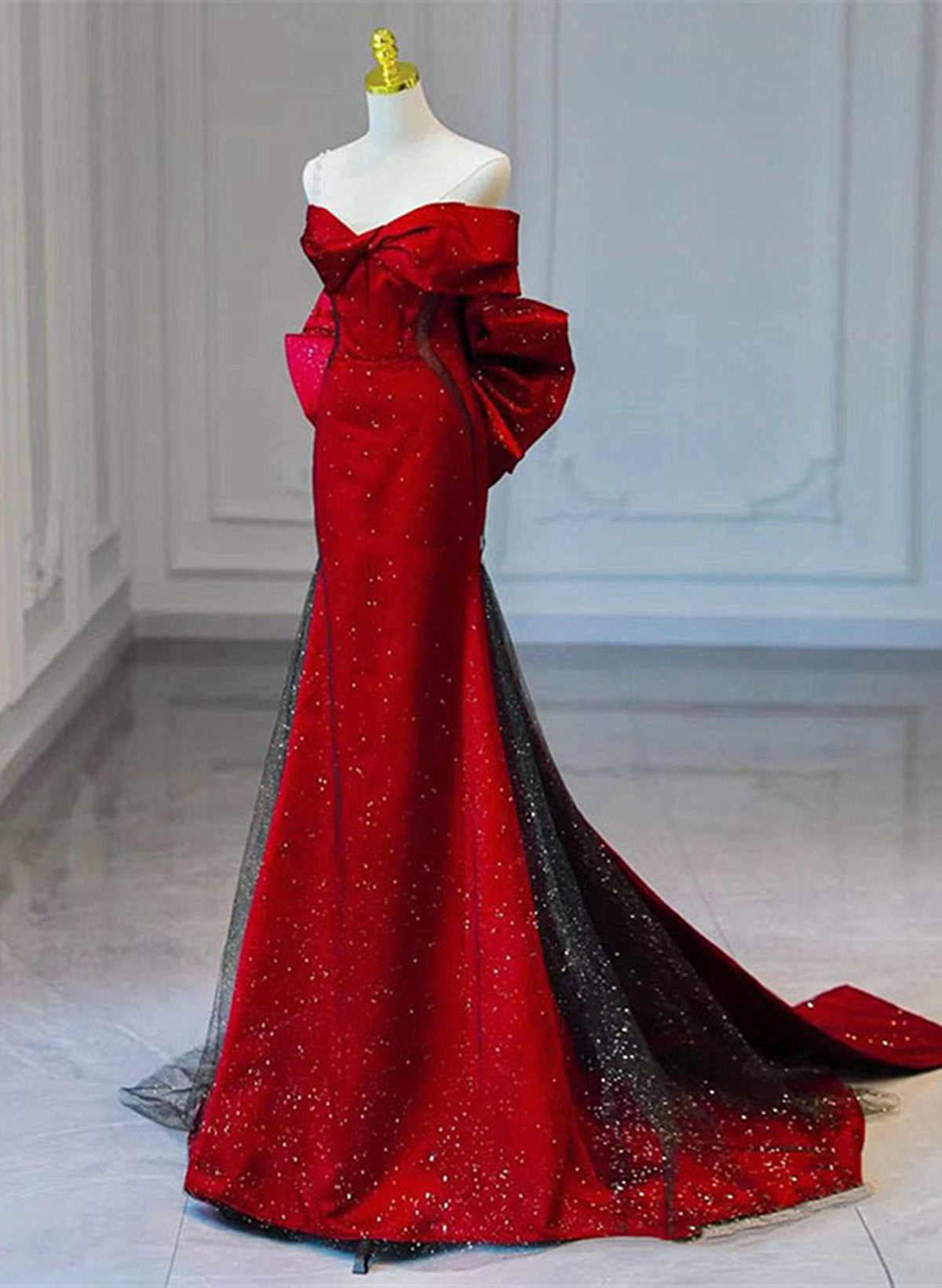 Vestido formal rojo y negro con escote en forma de corazón y hombros descubiertos 