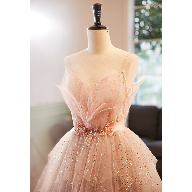 Vestido de fiesta de tul con escote en V y cuentas rosas. 