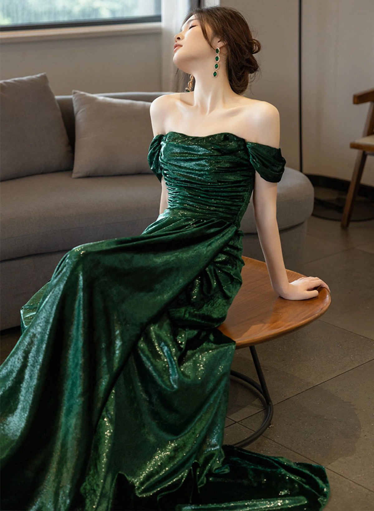 Bonito vestido de noche sencillo con hombros descubiertos en color verde 