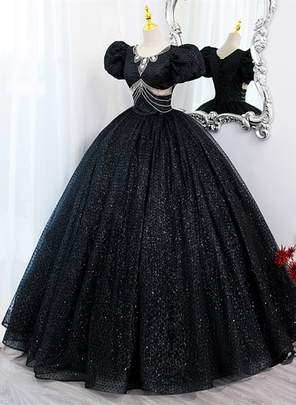 Vestido de fiesta glamuroso de tul negro con cuentas y mangas cortas 