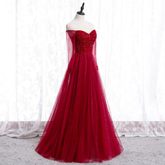 Vestido de noche de tul con cuentas y mangas largas en color rojo vino 