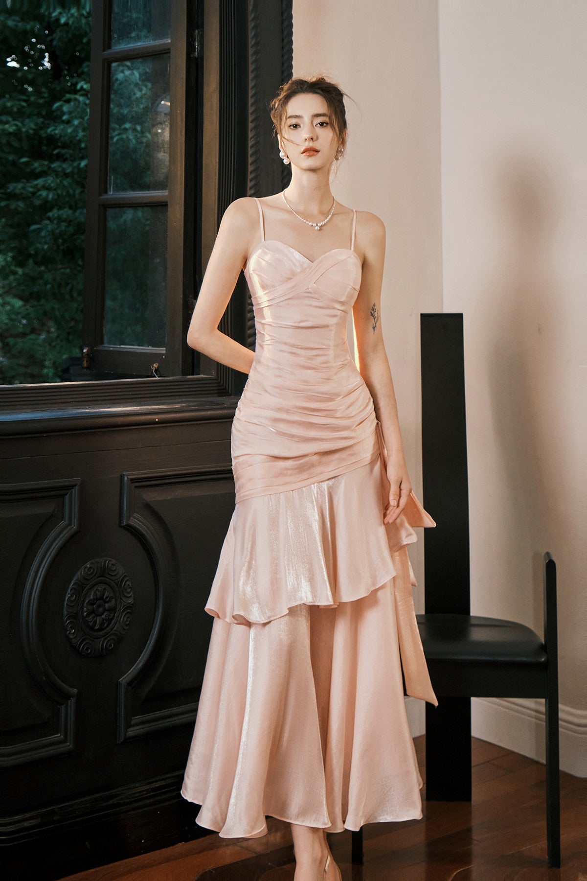 Lindo vestido de fiesta largo con escote en forma de corazón rosa. 