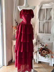 Vestido de fiesta de gasa rojo vino con capas, sin tirantes y largo hasta el suelo 