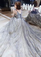 Vestido de fiesta largo de tul gris con escote en V y cuentas en la cintura 