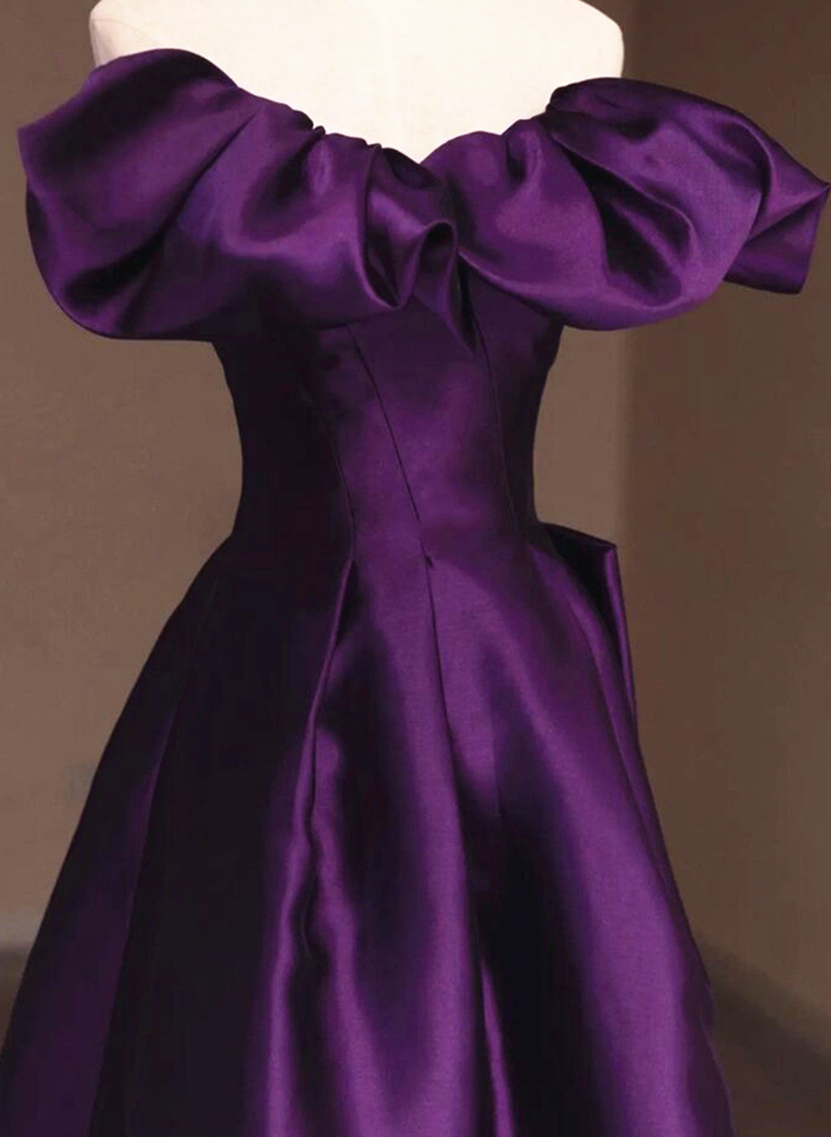 Vestido de noche largo de satén morado con corte en A y hombros descubiertos 