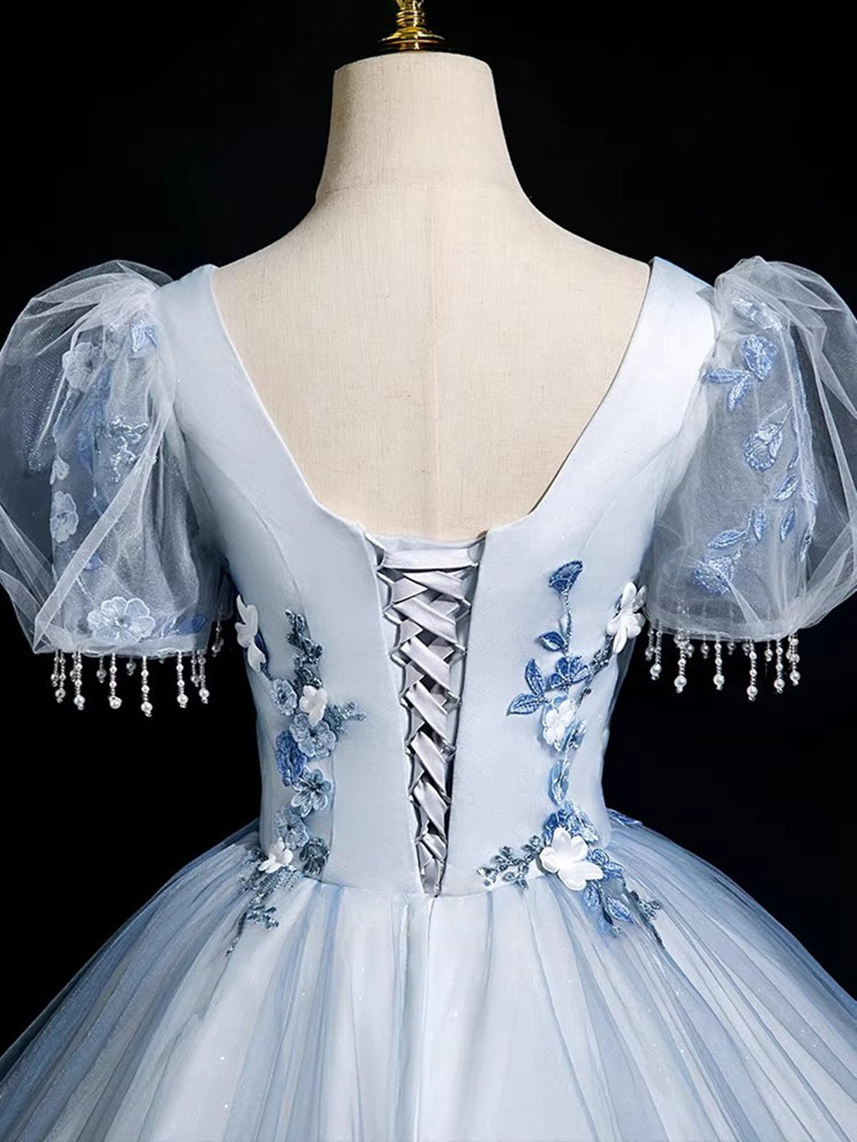 Vestido de fiesta de tul azul claro con encaje y mangas cortas 