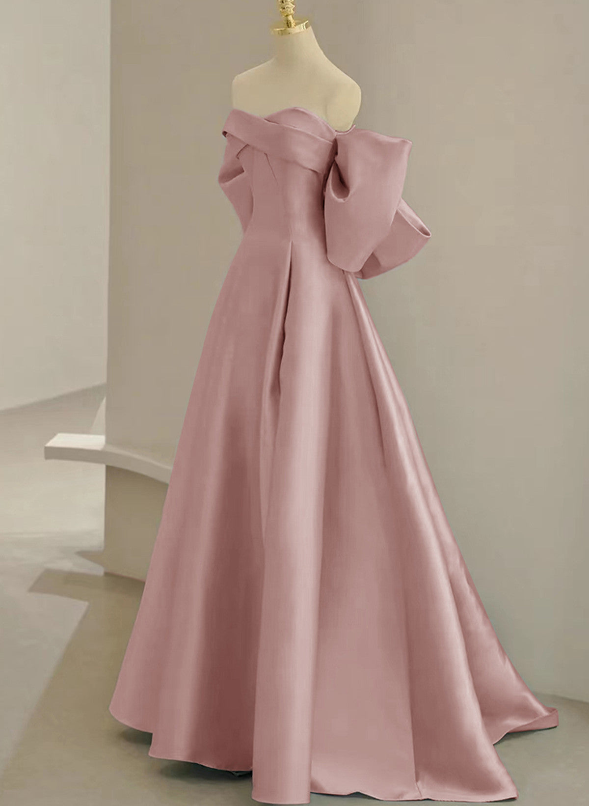 Vestido de fiesta largo y sencillo de satén rosa con hombros descubiertos 