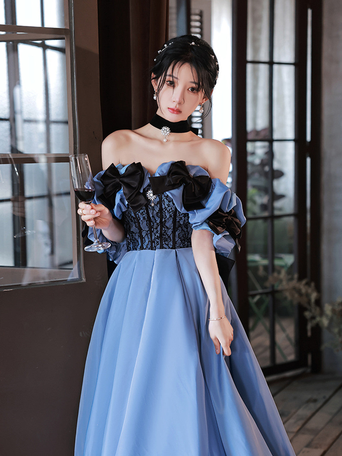 Vestido de fiesta largo de satén azul con hombros descubiertos y encaje negro 