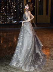 Vestido de fiesta largo de tul gris con escote en V y cuentas en la cintura 