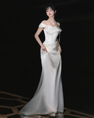Vestido de fiesta de sirena de satén blanco con escote en forma de corazón y vestido de graduación 