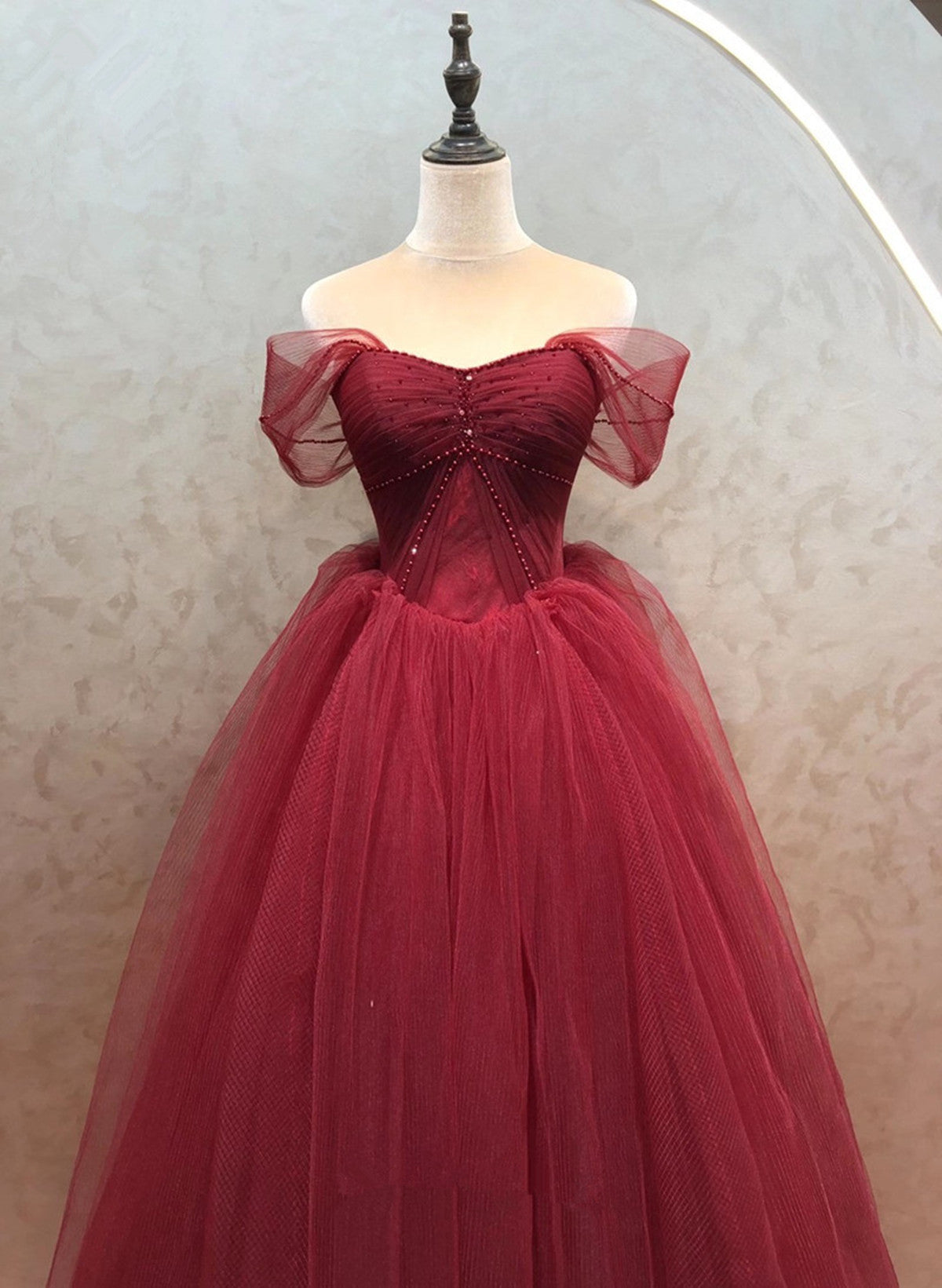 Vestido de fiesta rojo vino con escote en forma de corazón y cuentas y hombros descubiertos 