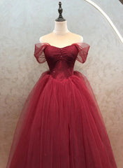 Vestido de fiesta rojo vino con escote en forma de corazón y cuentas y hombros descubiertos 