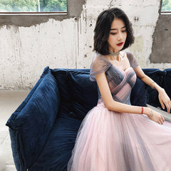 Vestido formal largo de tul azul con hombros descubiertos y corte en A degradado 