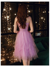 Precioso vestido de fiesta corto con tirantes de tul en color morado claro 