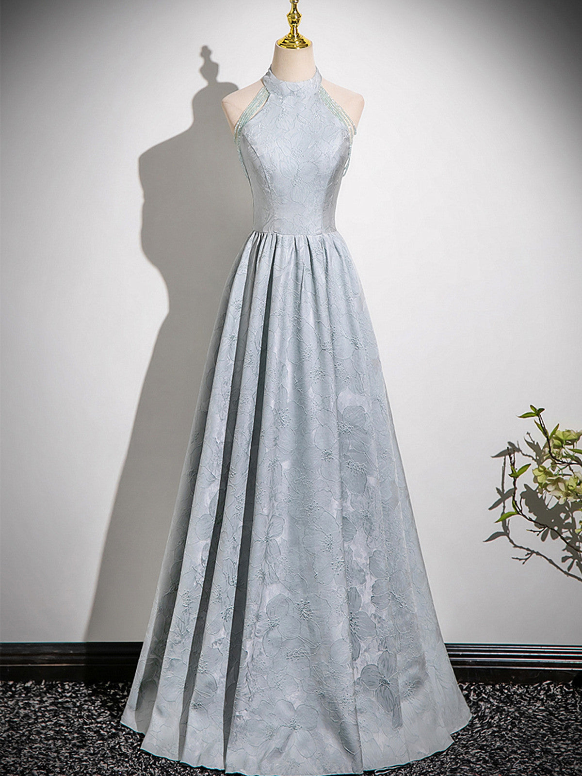 Vestido de fiesta de satén gris plateado con corte A y largo hasta el suelo 