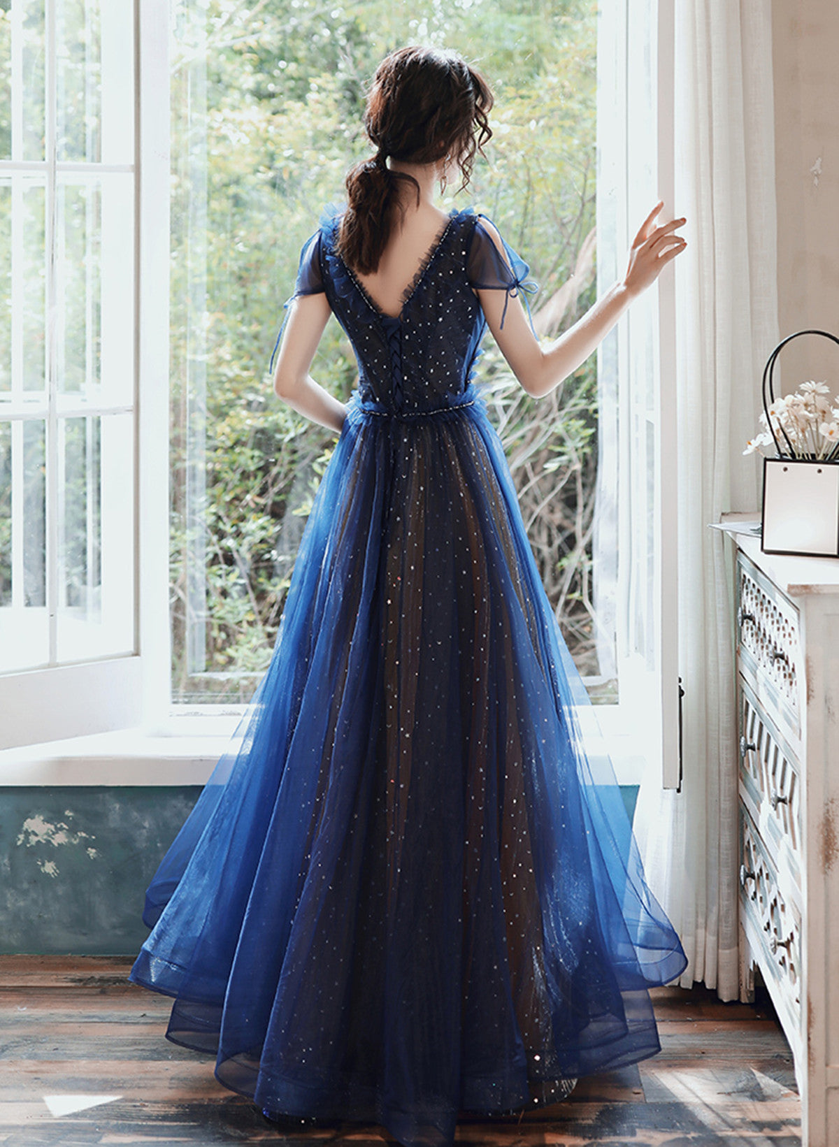 Vestido de fiesta azul marino de corte A, manga corta y escote en V 