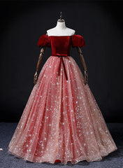 Vestido formal con hombros descubiertos, terciopelo rojo vino y tul rosa 