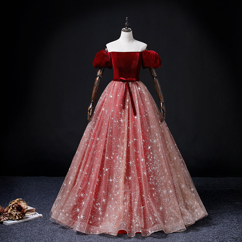 Vestido formal con hombros descubiertos, terciopelo rojo vino y tul rosa 