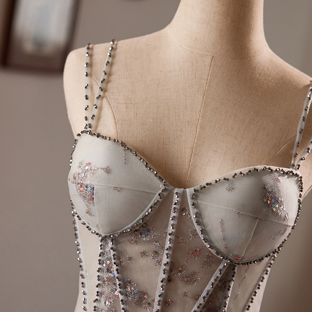 Vestido de fiesta gris con escote en forma de corazón de tul y tirantes con cuentas 