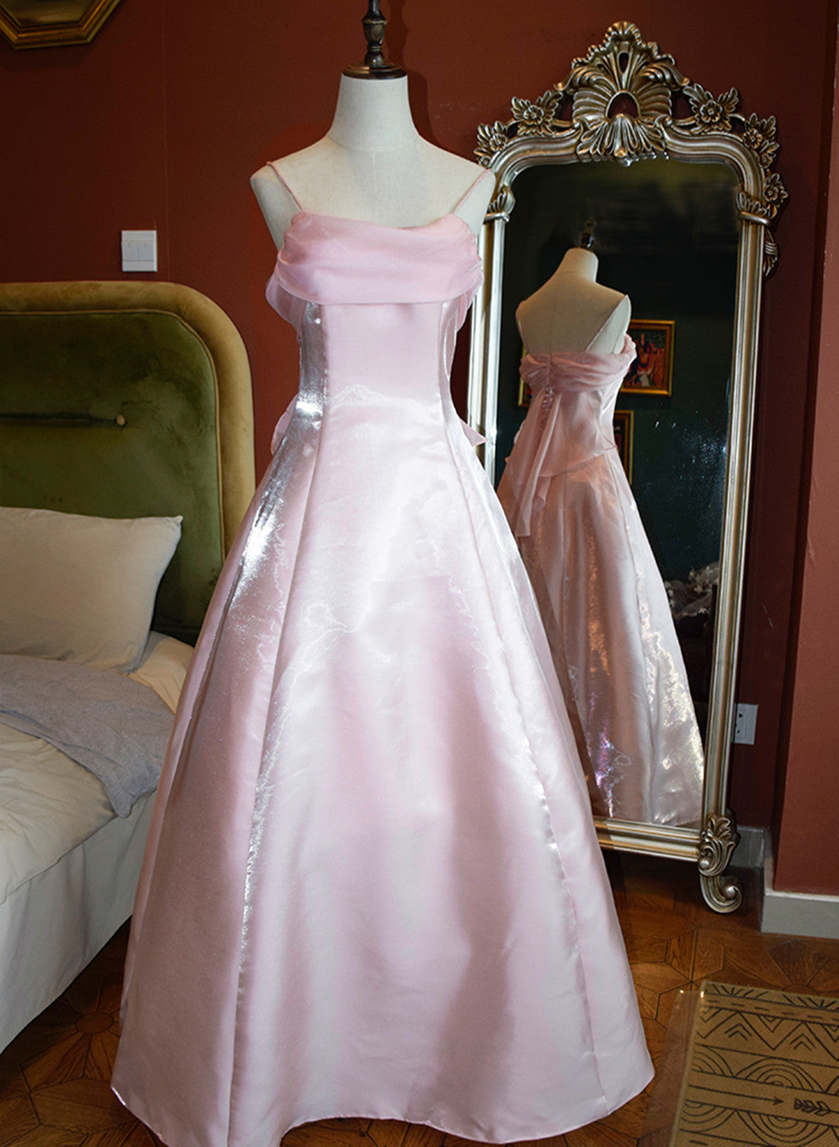 Lindo vestido de fiesta de satén y gasa con tirantes estilo lindo 