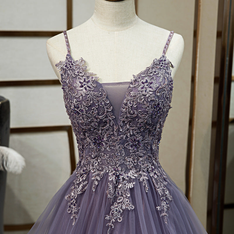Vestido formal largo con capas de tul morado 