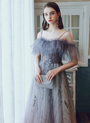 Hermoso vestido de fiesta de tul con hombros descubiertos y tirantes degradados en forma de A 