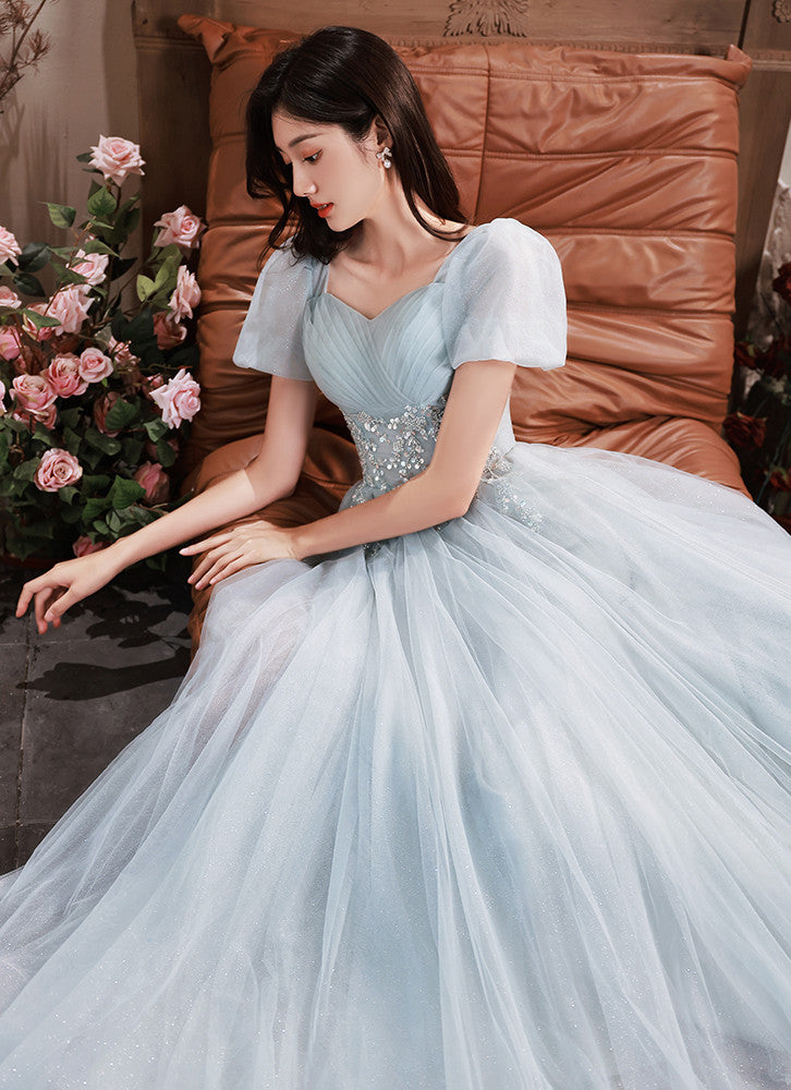 Vestido de fiesta largo de tul con cuentas y mangas cortas en azul claro 